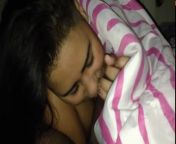 Темнокожая стесняясь делает минет